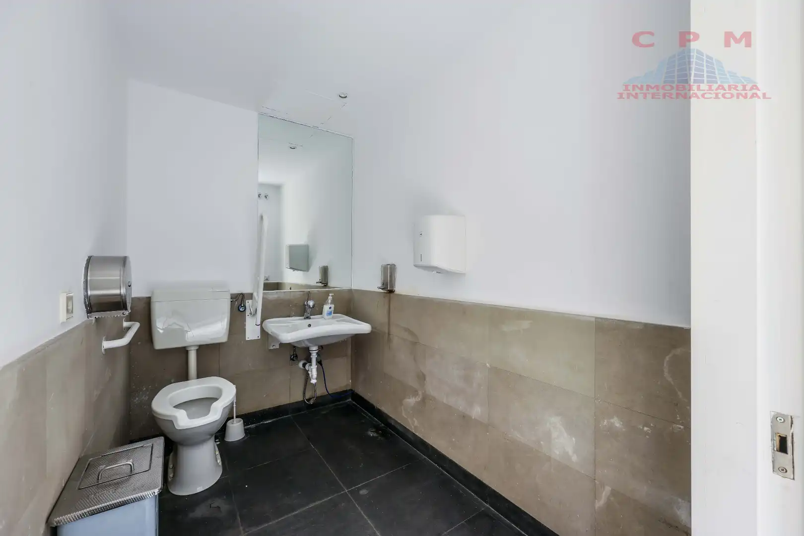 Baño de Oficina de alquiler en Madrid con Aire acondicionado, Calefacción y Alarma