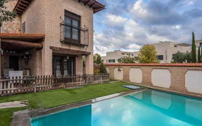 Piscina de Casa o xalet en venda en  Madrid Capital amb Calefacció, Jardí privat i Piscina