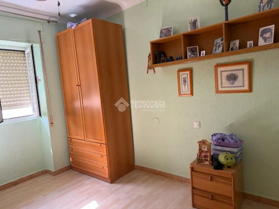 Dormitori de Casa adosada en venda en Jaén amb Aire condicionat, Terrassa i Moblat