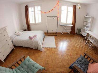 Bedroom of Flat to share in  Barcelona Capital  with Heating, Furnished and Washing machine