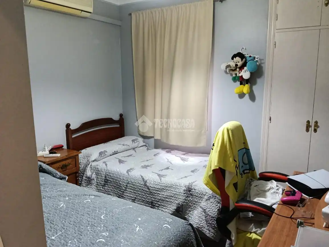 Habitación de Casa adosada en venta en Dos Hermanas con Aire acondicionado, Jardín privado y Trastero
