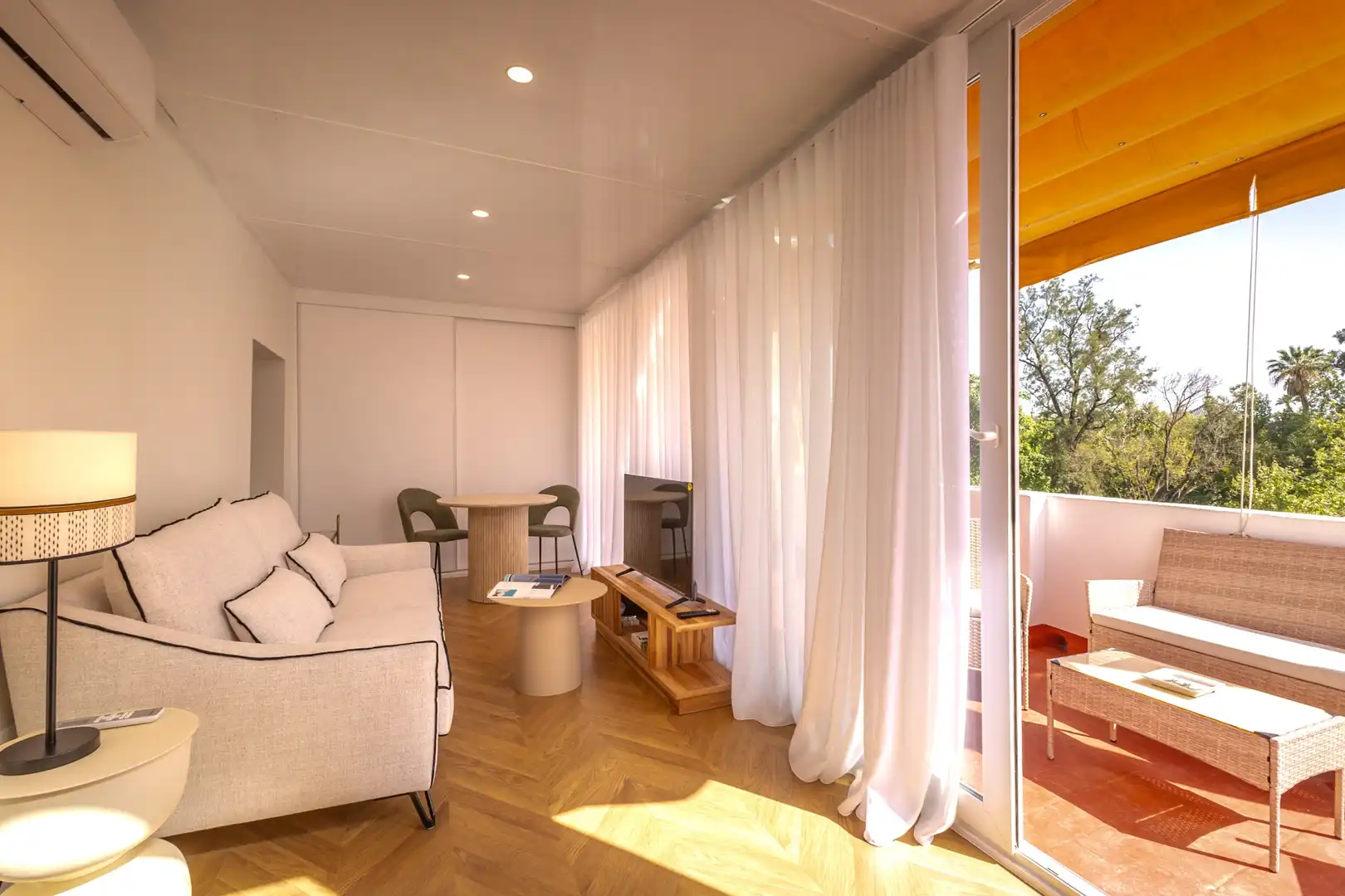 Living room of Flat for rent in Sevilla  with Air Conditioner and Terrace