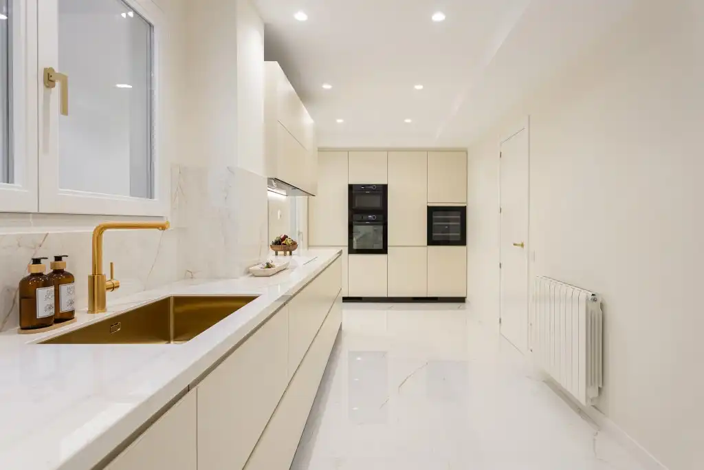 Cuina de Apartament en venda en Barcelona amb Calefacció, Traster i Moblat