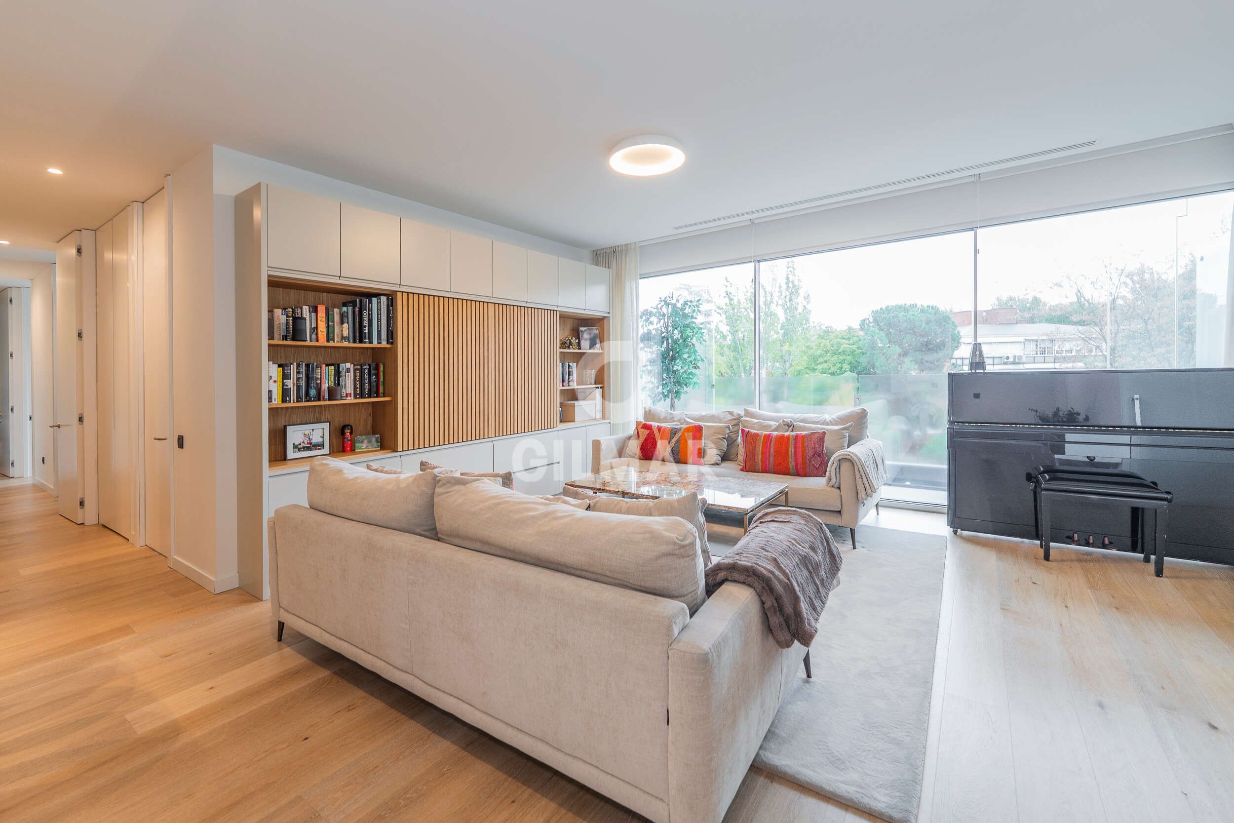 Sala d'estar de Pis en venda en  Madrid Capital amb Calefacció, Jardí privat i Traster