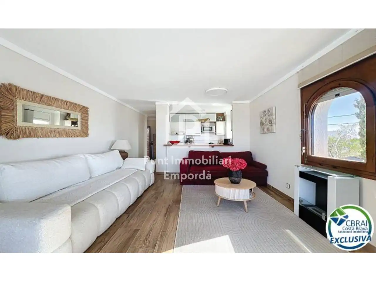 Sala d'estar de Apartament en venda en Roses amb Parquet, Terrassa i Moblat