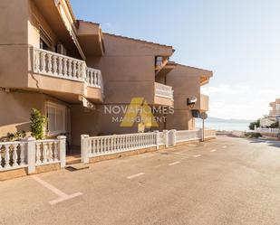 Vista exterior de Dúplex en venda en La Manga del Mar Menor amb Aire condicionat, Terrassa i Piscina