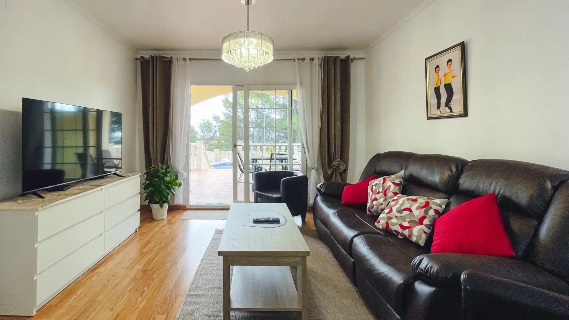 Sala d'estar de Casa adosada en venda en La Nucia amb Aire condicionat, Jardí privat i Terrassa