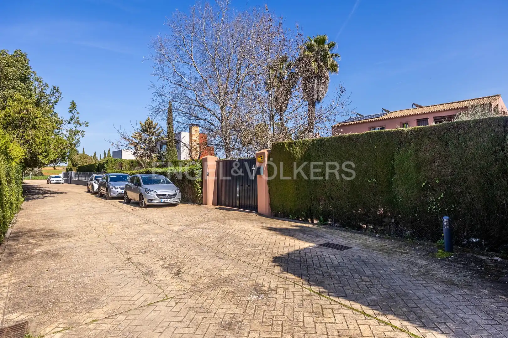 Vista exterior de Casa o xalet en venda en Espartinas amb Aire condicionat, Calefacció i Jardí privat