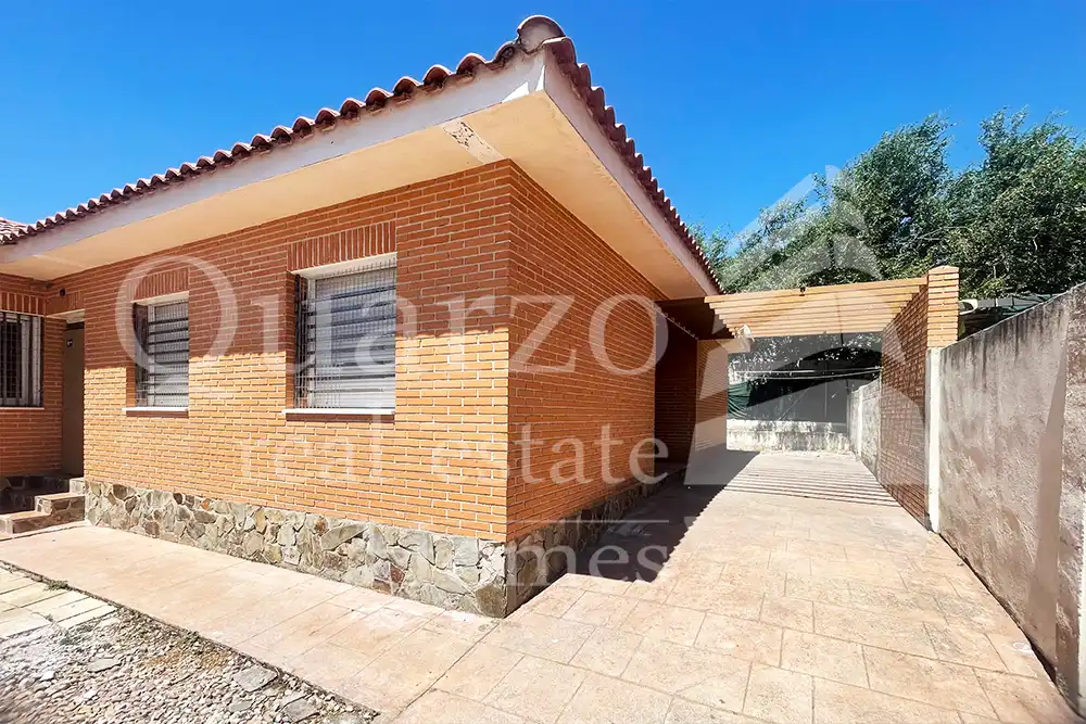 Vista exterior de Casa adosada en venda en La Mata amb Jardí privat