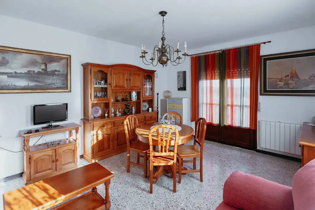 Menjador de Casa o xalet en venda en Almuniente amb Calefacció, Terrassa i Moblat