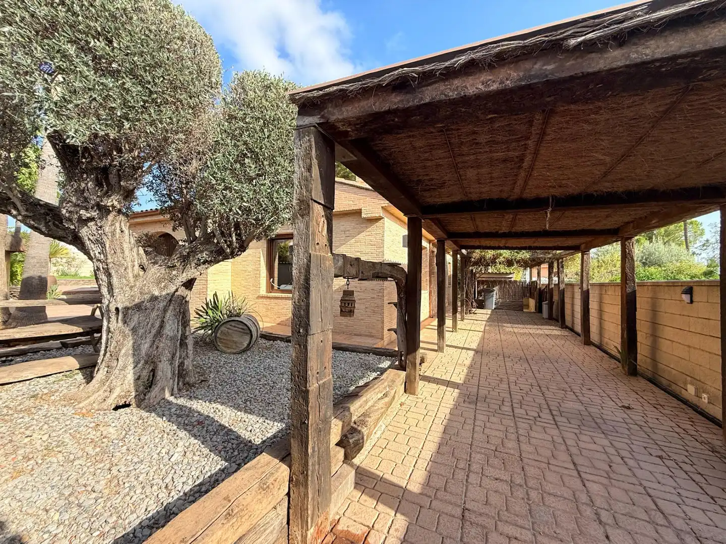 Vista exterior de Casa o xalet de lloguer en San Antonio de Benagéber amb Aire condicionat, Calefacció i Jardí privat