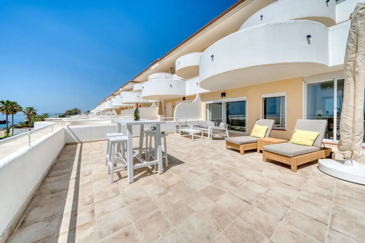 Terrasse von Erdgeschoss zum Verkauf in Estepona mit Klimaanlage, Abstellraum und Gemeinschaftspool