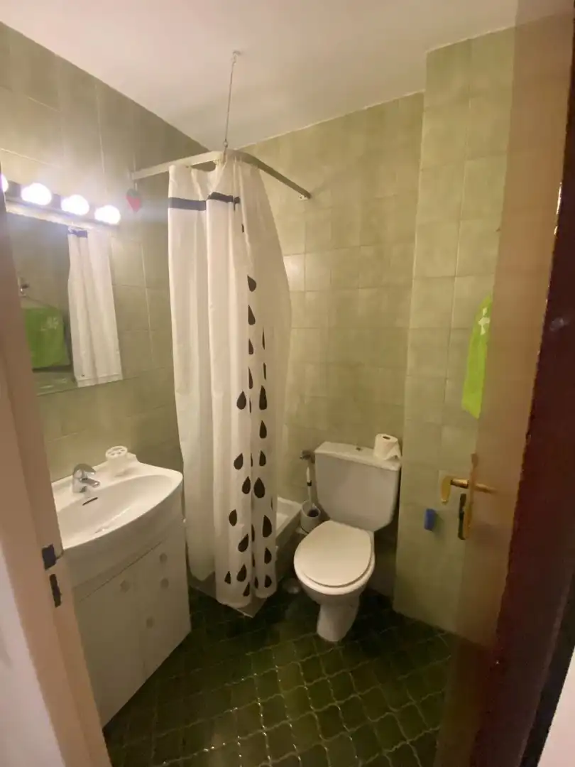 Bathroom of Flat for rent in Madrid  with Air Conditioner, Heating and Private garden