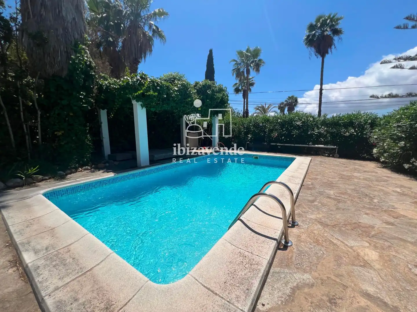 Casa amb piscina en venda a Aguzanieve