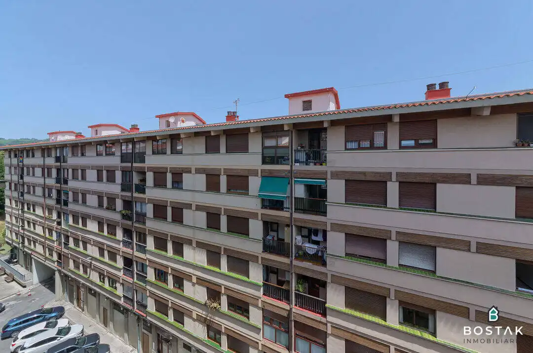 Außenansicht von Wohnung zum Verkauf in Bilbao  mit Heizung und Balkon