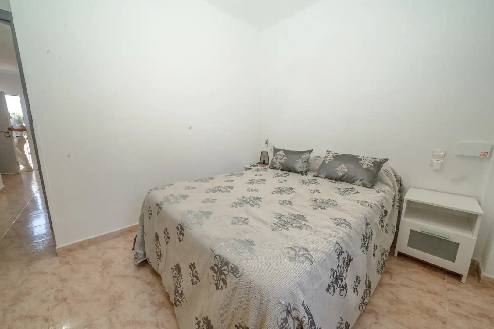 Habitación de Apartamento de alquiler en Torrevieja con Aire acondicionado, Terraza y Piscina