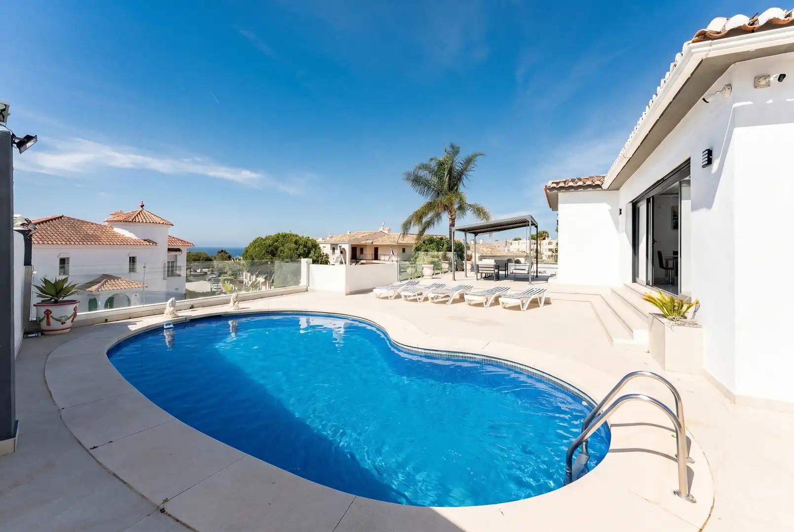 Casa con piscina en venta en Calle Libra 42