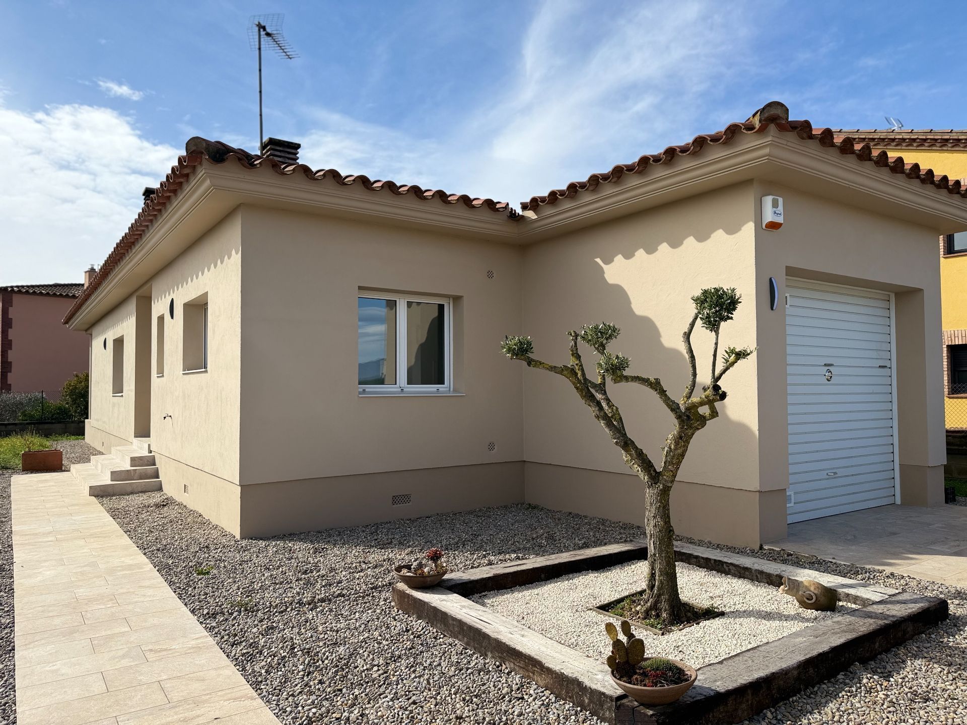 Vista exterior de Finca rústica en venda en Navata amb Aire condicionat, Calefacció i Jardí privat