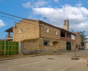 Vista exterior de Casa o xalet en venda en Sariñena amb Calefacció, Jardí privat i Terrassa