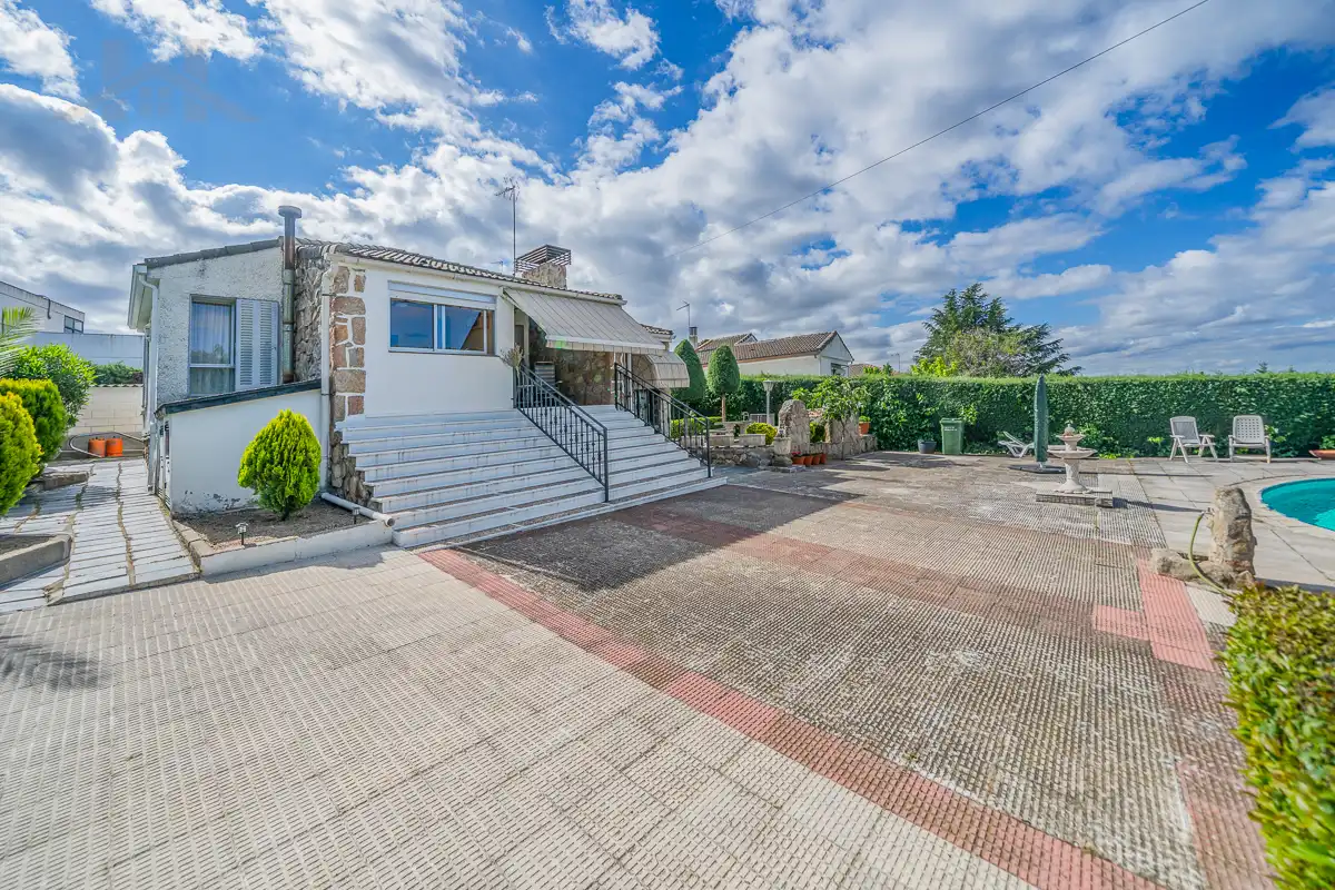 Exterior view of Houses for sale in Valdemorillo  with Heating, Private garden and Swimming Pool