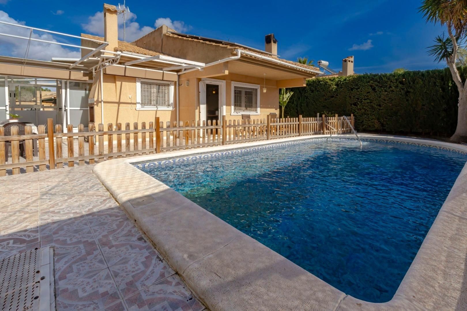 Swimming pool of House or chalet for sale in Torrevieja  with Air Conditioner, Heating and Private garden