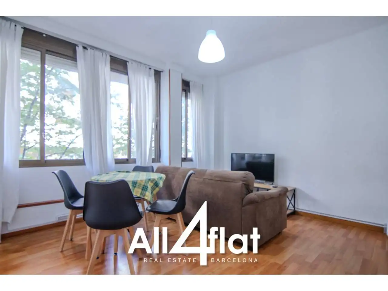 Sala d'estar de Pis de lloguer en Barcelona amb Calefacció, Parquet i Moblat