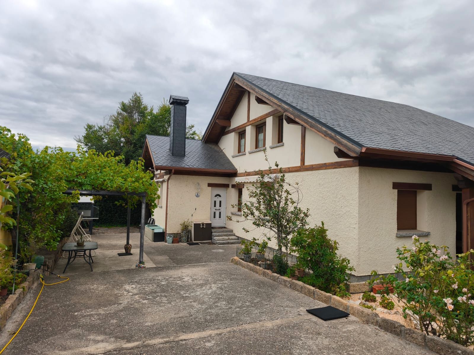 Exterior view of House or chalet for sale in Manzanares El Real  with Air Conditioner, Heating and Private garden