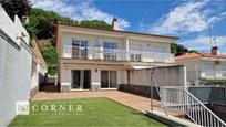 Vista exterior de Casa adosada en venda en Argentona amb Calefacció, Jardí privat i Terrassa