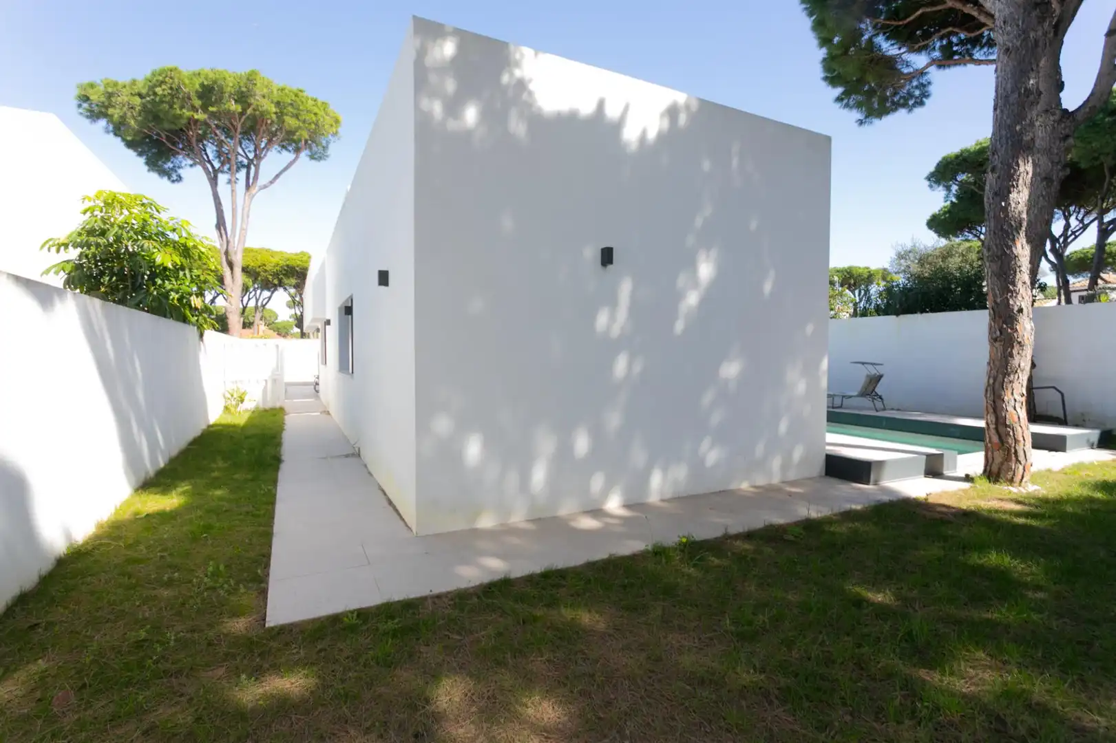 Vista exterior de Casa o xalet en venda en Chiclana de la Frontera amb Jardí privat, Terrassa i Piscina