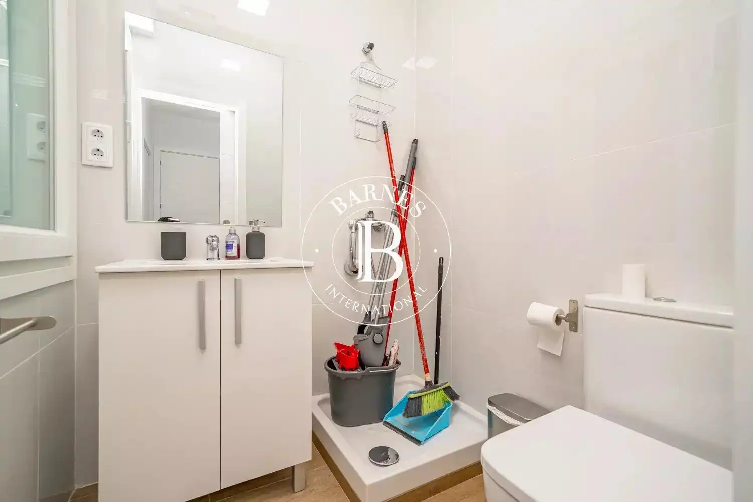 Badezimmer von Geschaftsraum zur Miete in Madrid mit Klimaanlage