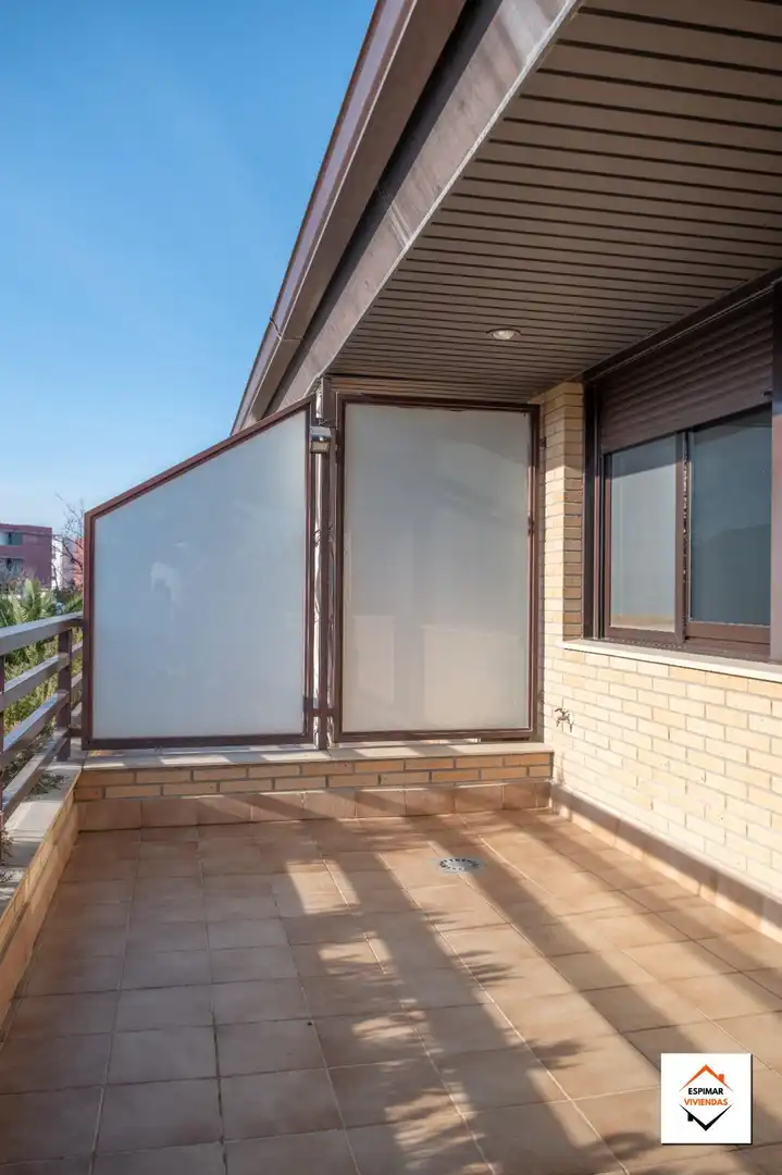 Außenansicht von Einfamilien-Reihenhaus zum Verkauf in Villanueva de Gállego mit Heizung, Privatgarten und Terrasse