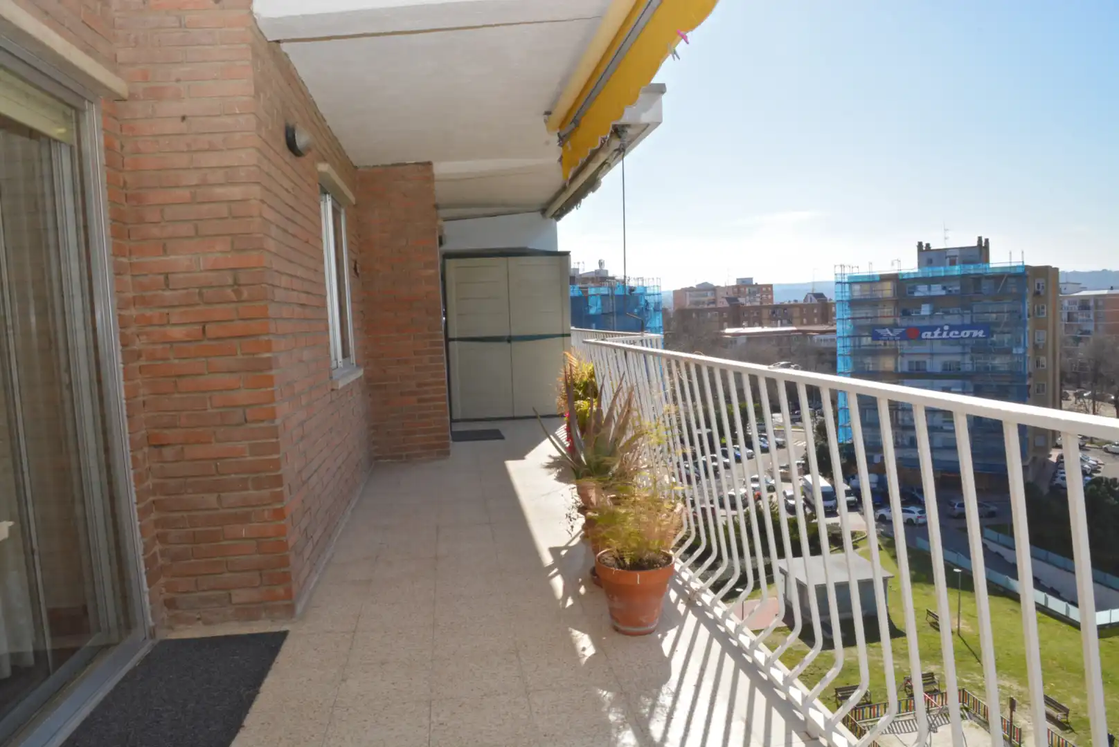 Vista exterior de Pis en venda en Alcalá de Henares amb Calefacció, Terrassa i Piscina