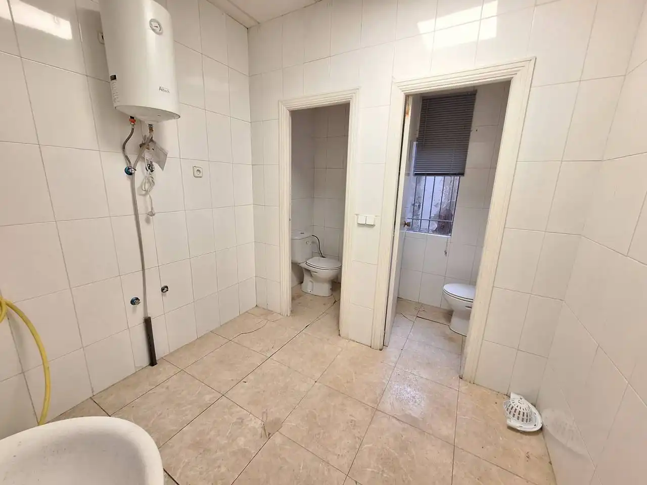 Bathroom of Commercial properties for sale in Fuenlabrada