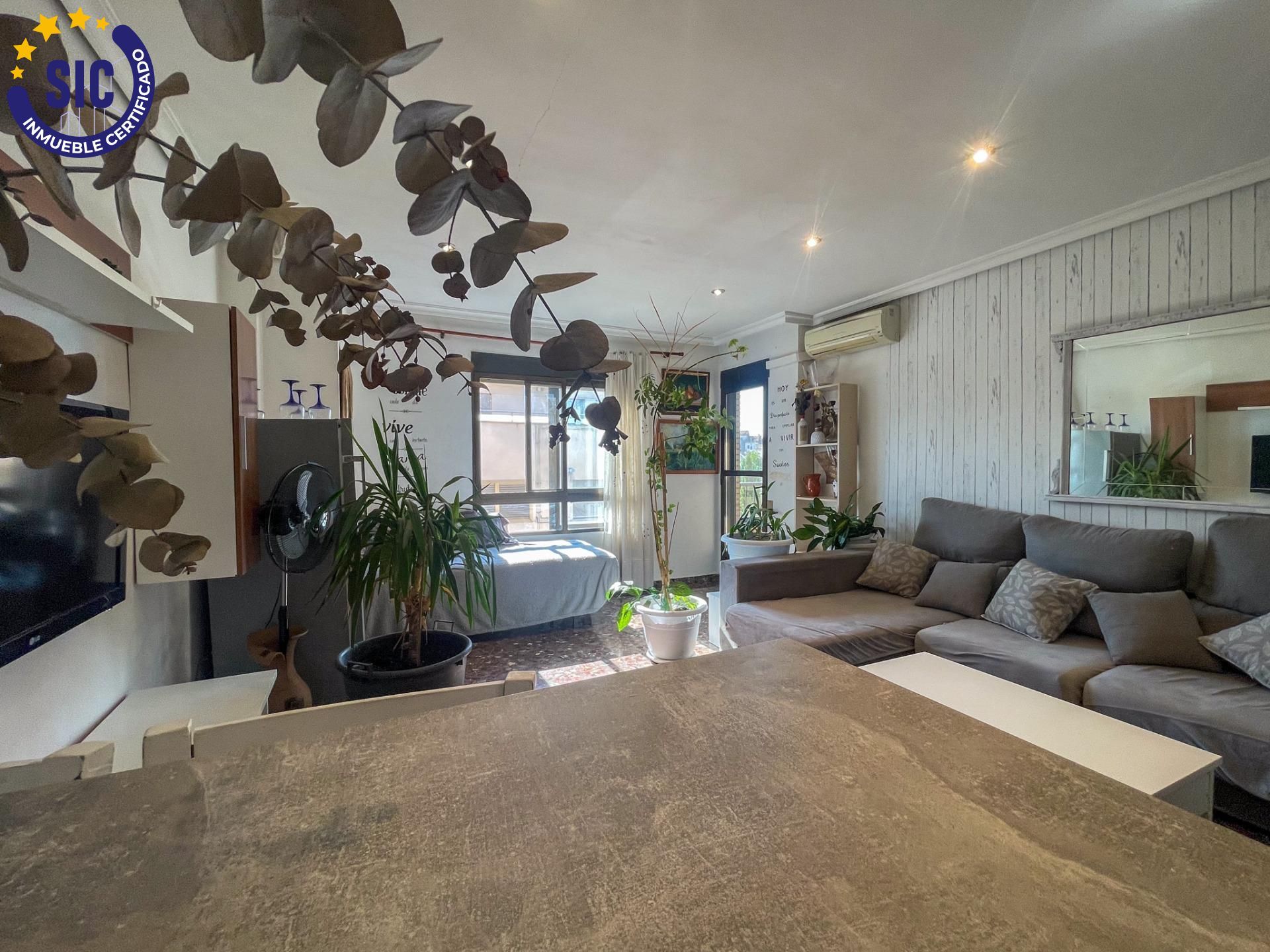 Living room of Flat for sale in Requena  with Air Conditioner, Heating and Balcony
