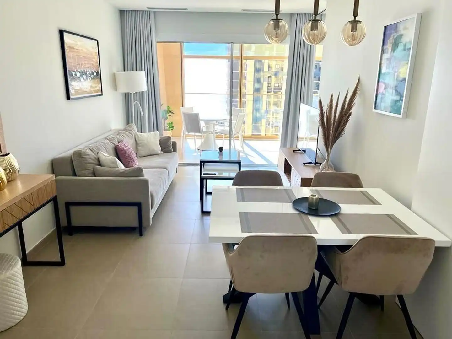 Sala d'estar de Casa o xalet de lloguer en Benidorm amb Aire condicionat, Jardí privat i Moblat