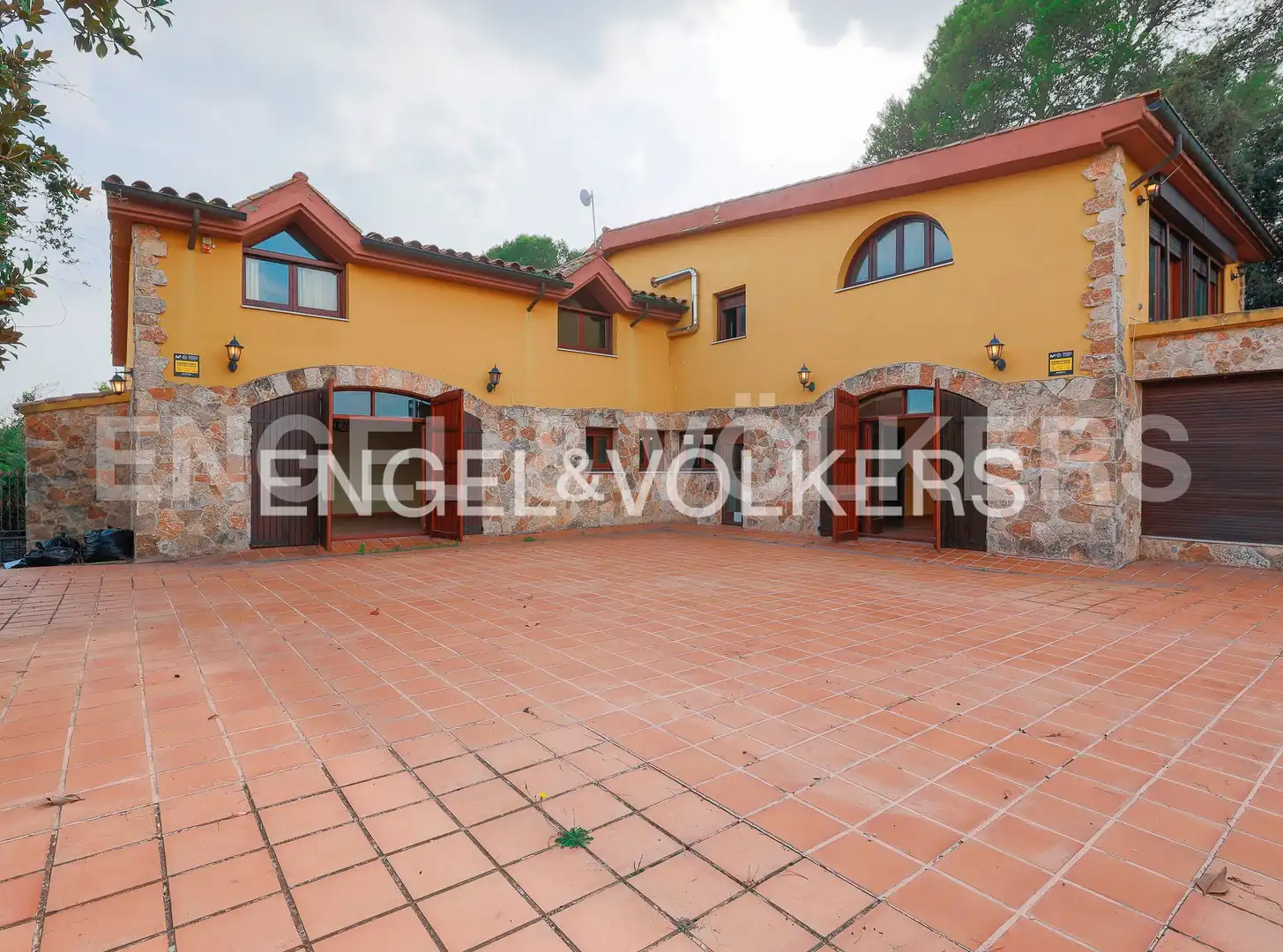 Vista exterior de Casa o chalet en venta en Montcada i Reixac con Calefacción, Jardín privado y Terraza