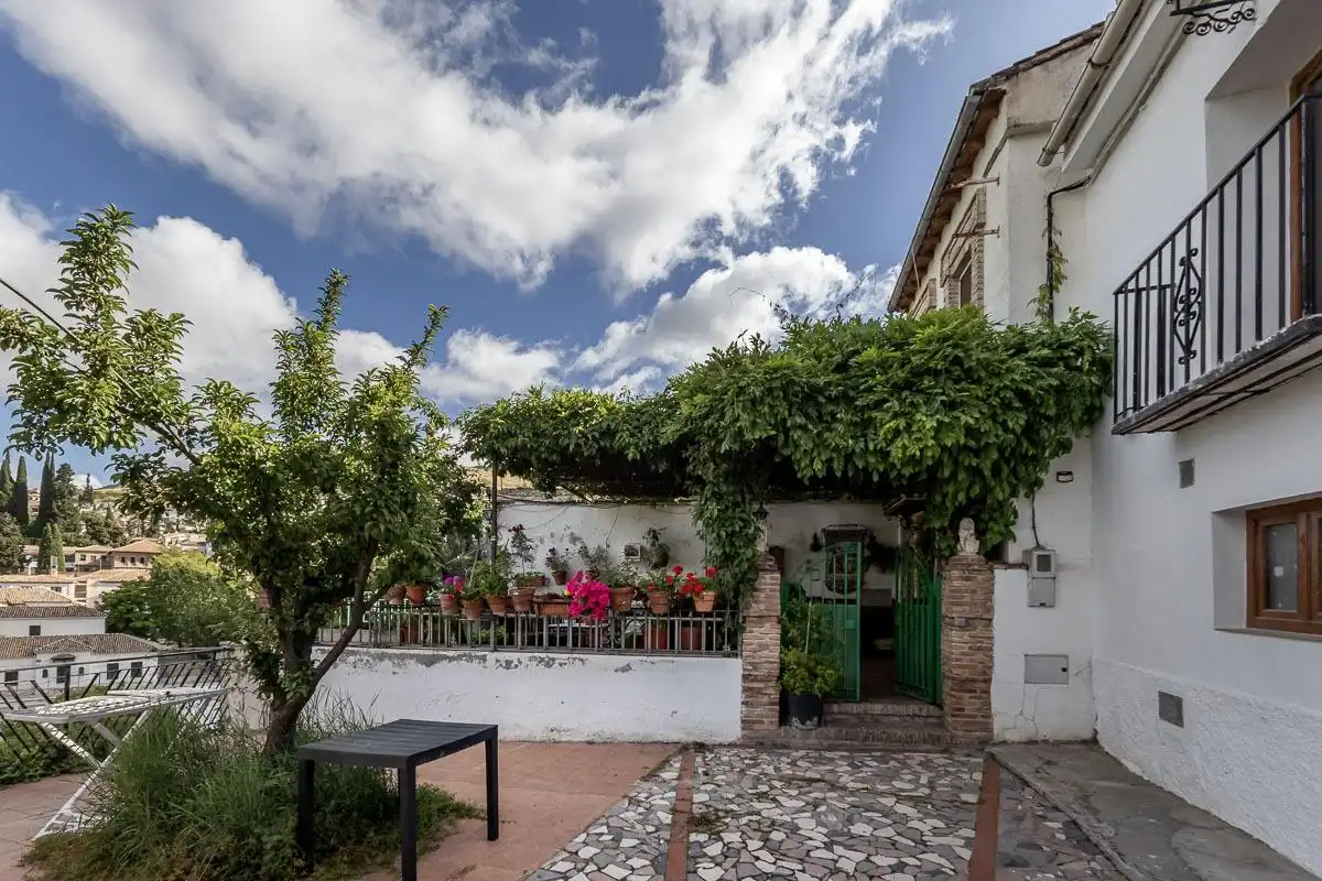 Vista exterior de Casa o xalet en venda en Granada amb Terrassa i Balcó