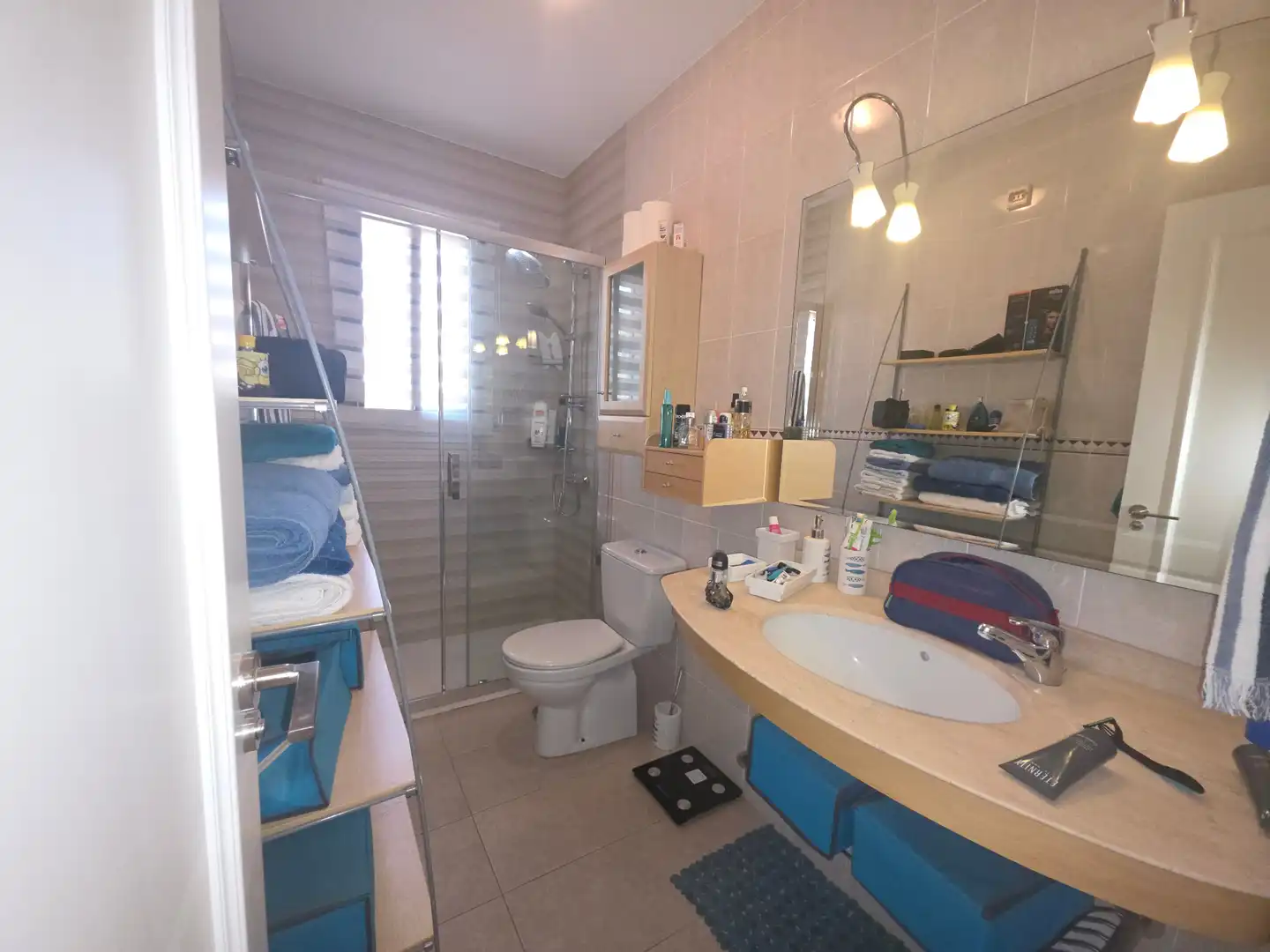 Baño de Casa adosada en venta en Montequinto con Aire acondicionado, Calefacción y Jardín privado