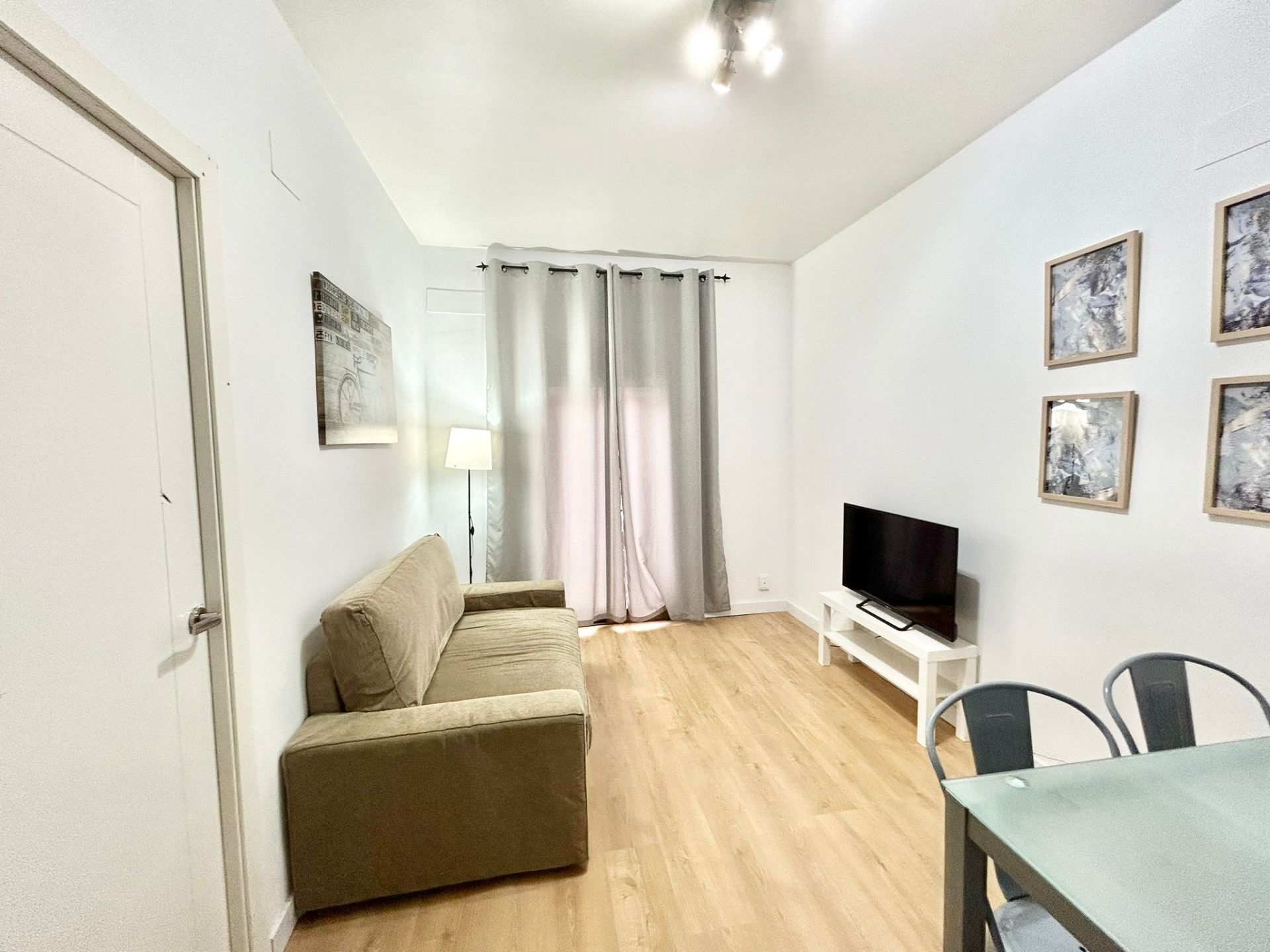 Sala d'estar de Apartament de lloguer en  Madrid Capital amb Aire condicionat, Calefacció i Moblat