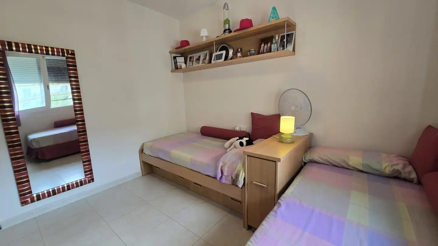 Habitación de Apartamento de alquiler en Gandia con Terraza, Amueblado y Piscina comunitaria