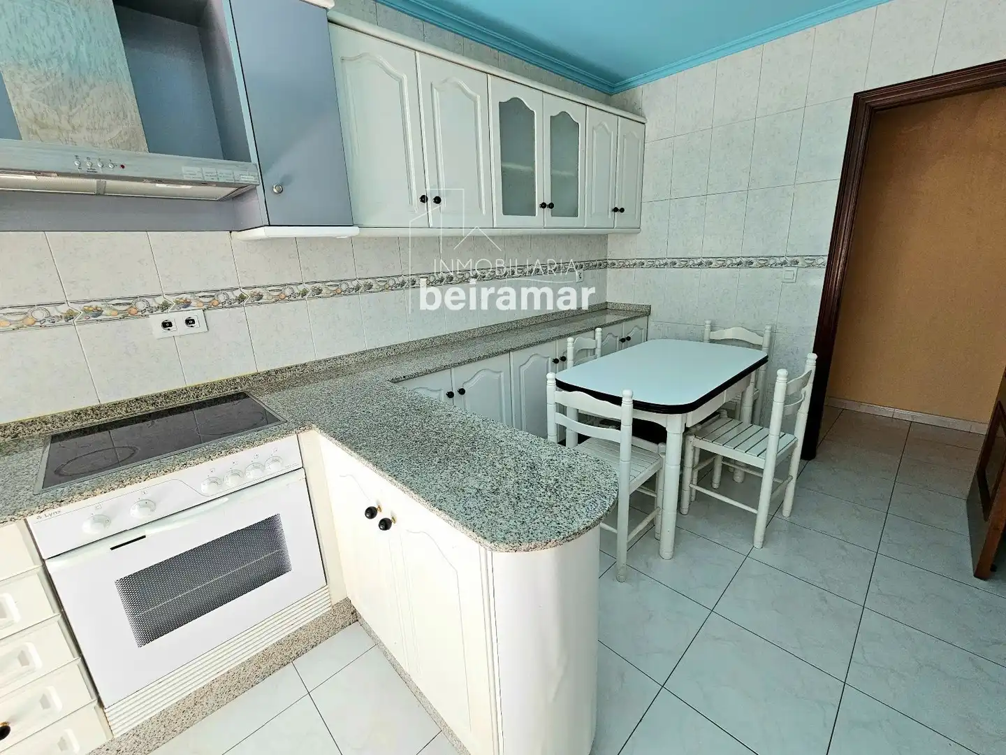 Cocina de Piso en venta en Ribeira con Calefacción, Terraza y Trastero