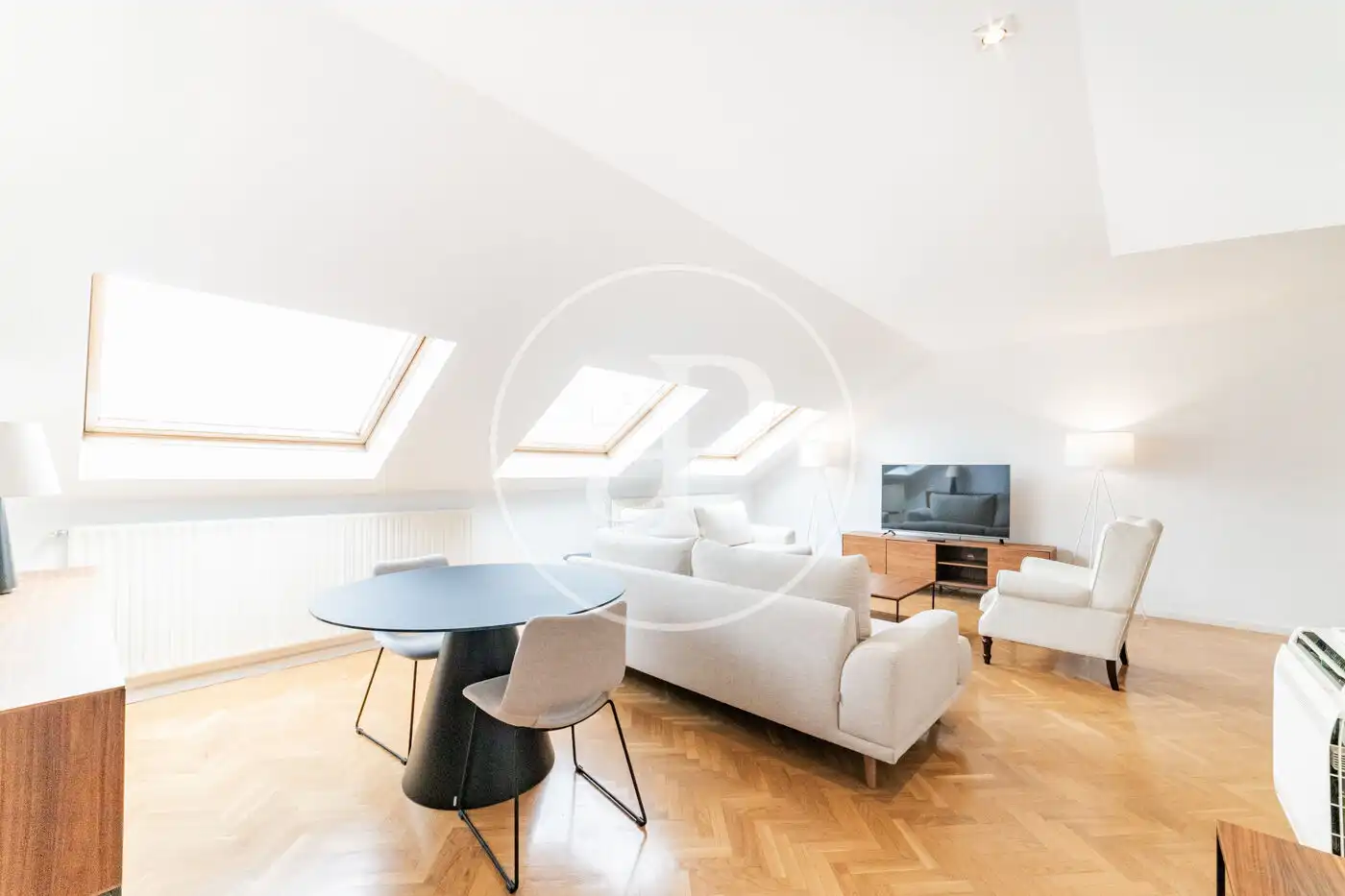 Sala d'estar de Àtic de lloguer en Madrid amb Aire condicionat, Calefacció i Moblat