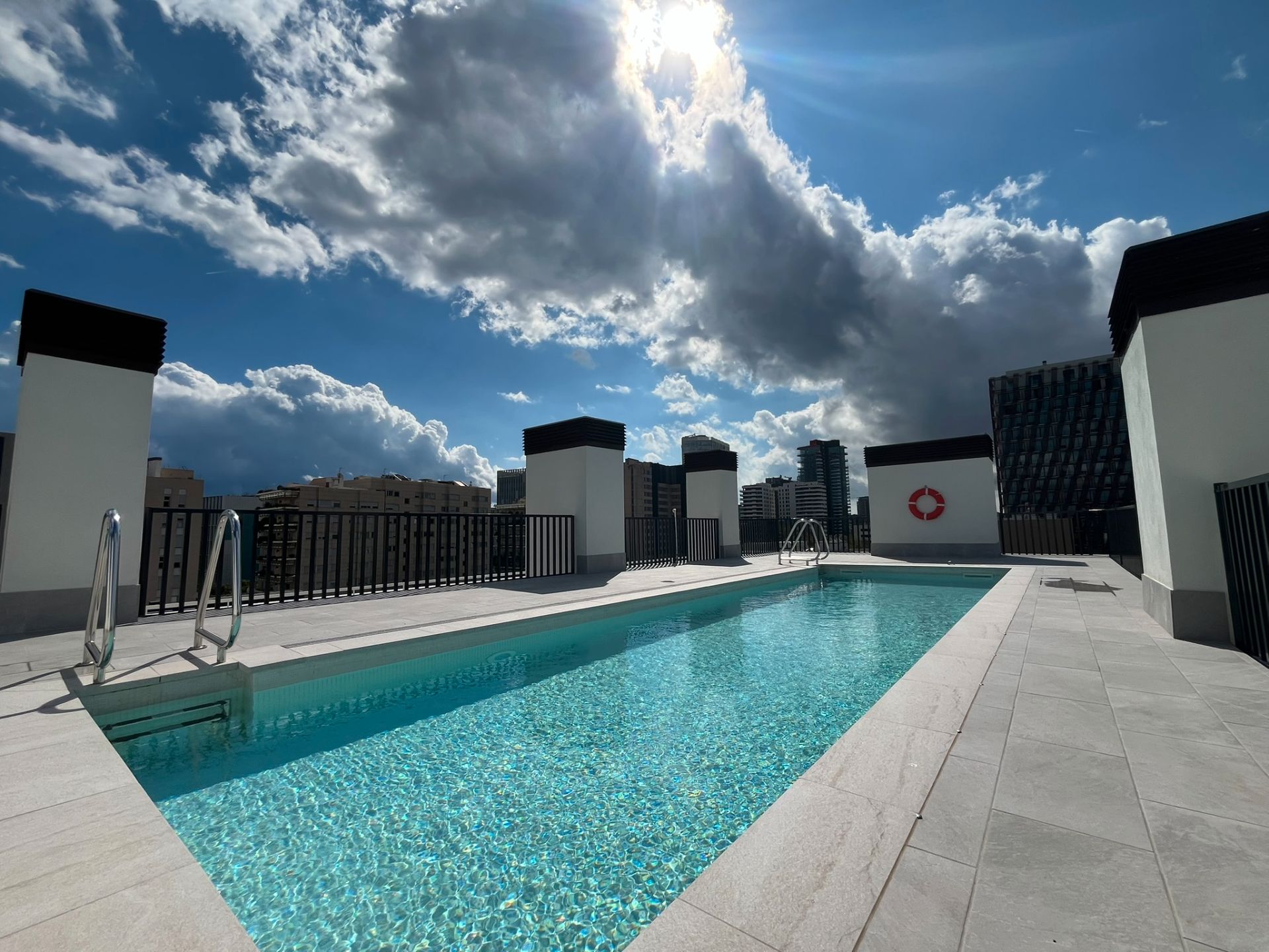 Piscina de Apartament de lloguer en Sant Adrià de Besòs amb Aire condicionat, Calefacció i Parquet