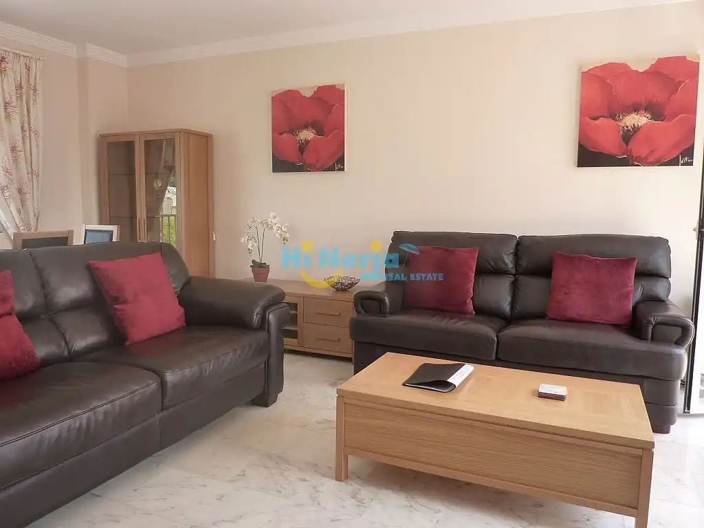 Sala d'estar de Àtic en venda en Nerja amb Jardí privat, Terrassa i Traster