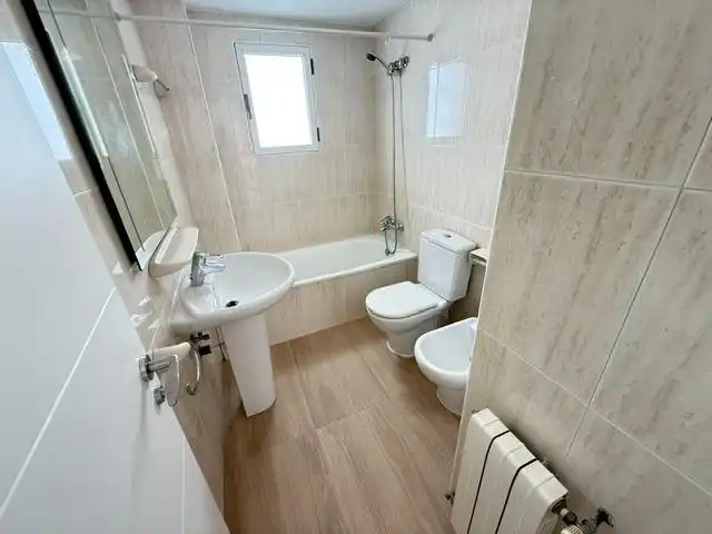 Badezimmer von Wohnung zur Miete in Murcia mit Klimaanlage und Abstellraum