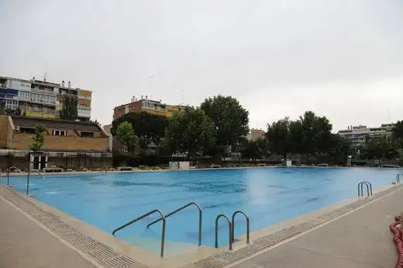 Piscina de Planta baja en venta en Alcalá de Henares con Aire acondicionado, Calefacción y Amueblado