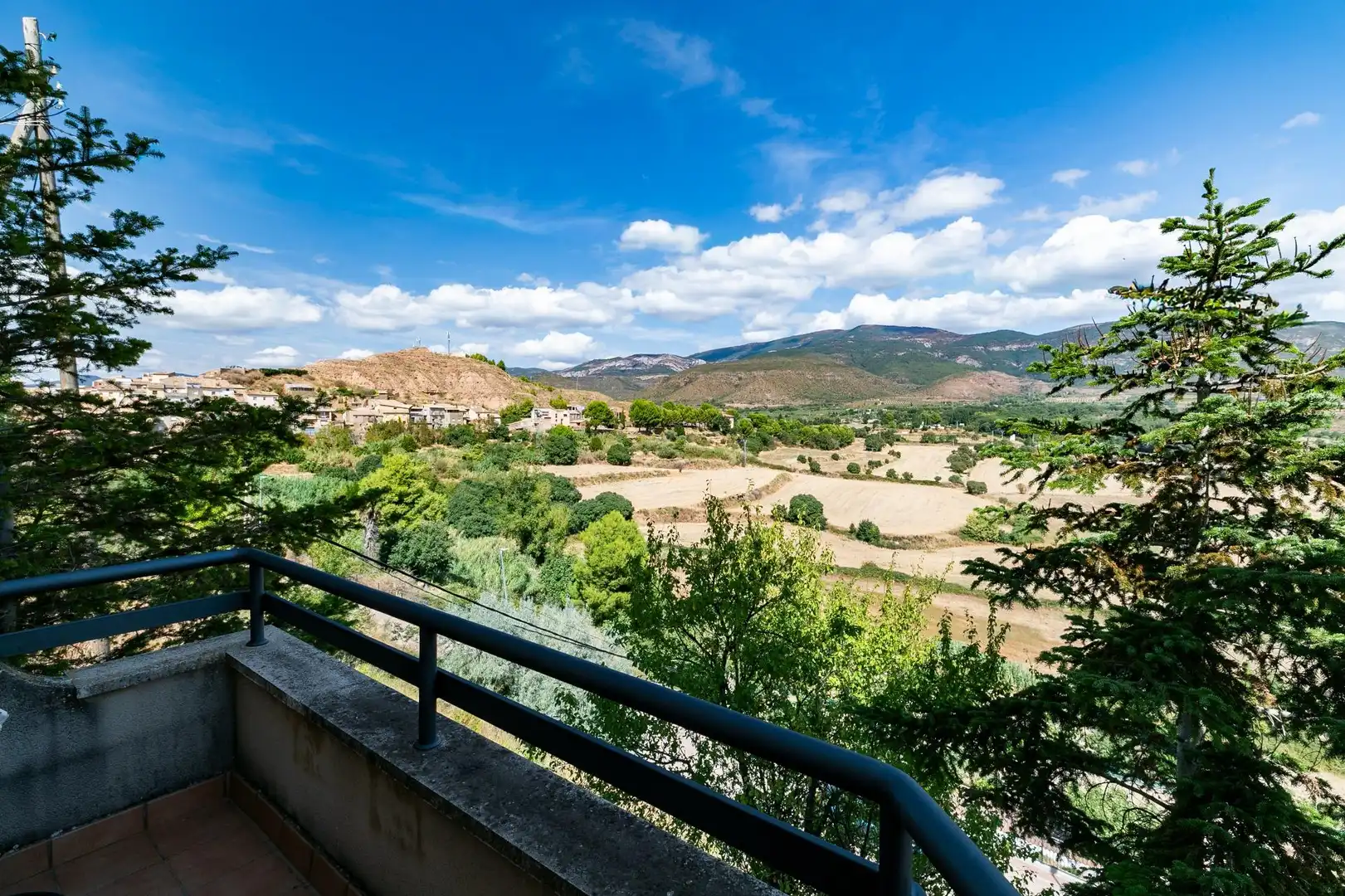Vista exterior de Edifici en venda en La Sotonera, Huesca