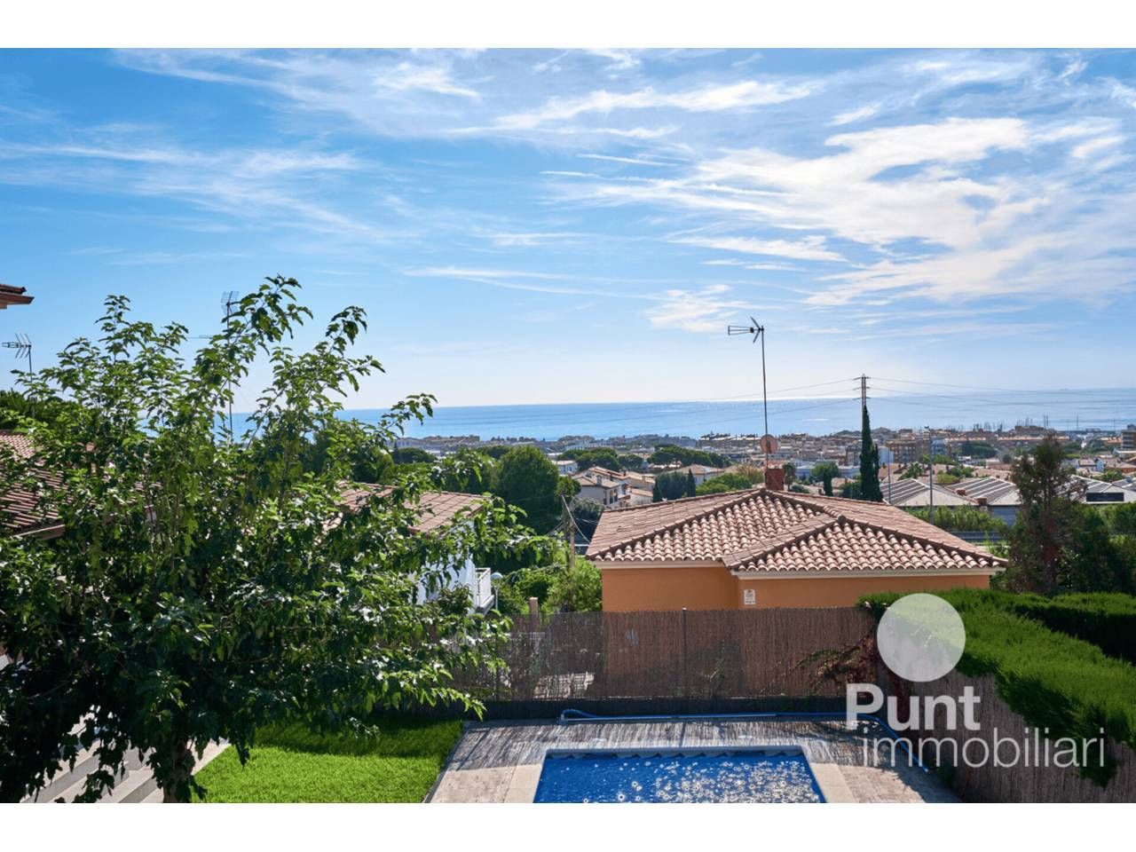 Vista exterior de Casa o xalet en venda en Premià de Dalt amb Jardí privat, Parquet i Piscina