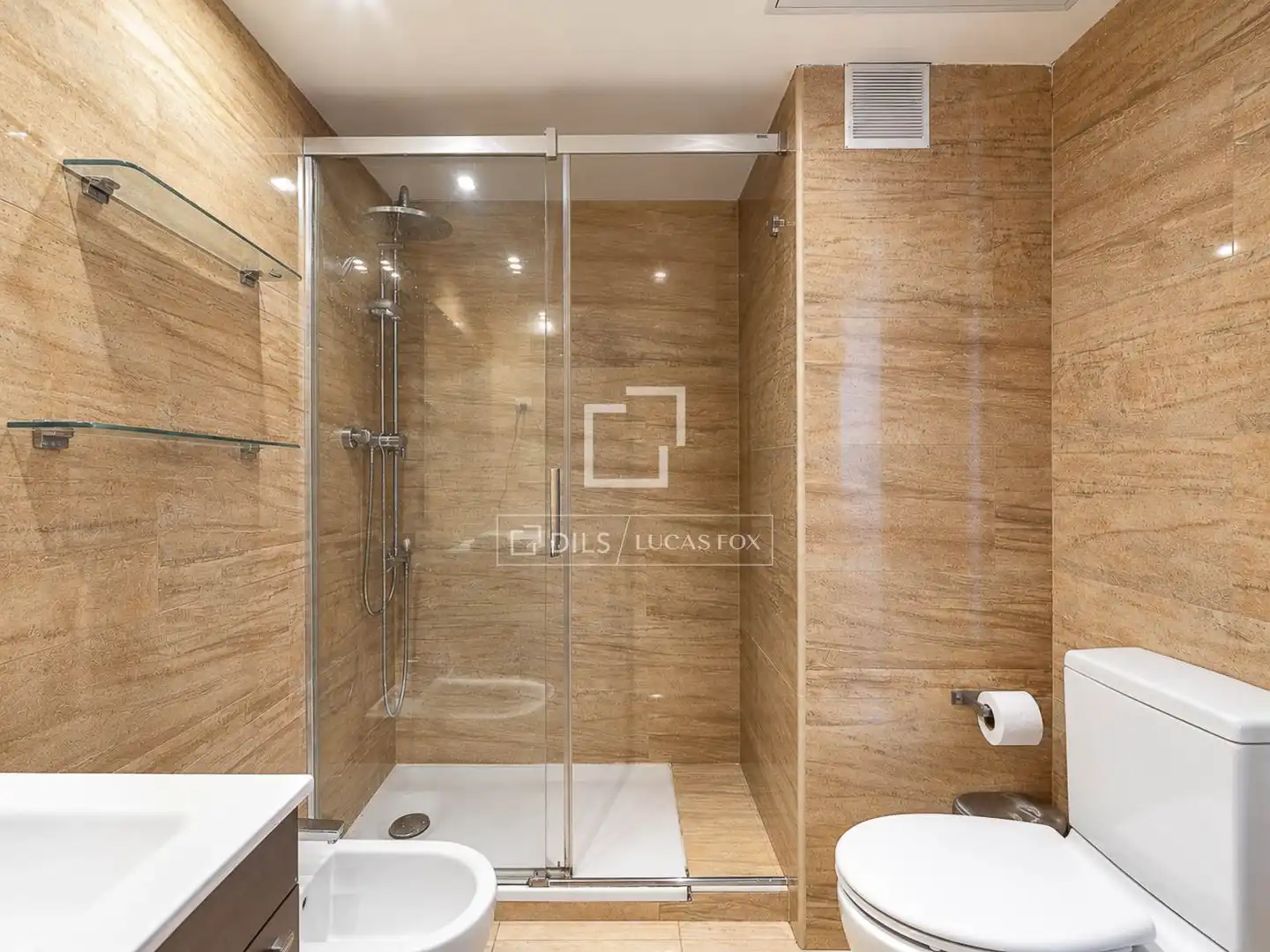 Badezimmer von Wohnung zum Verkauf in Barcelona mit Klimaanlage und Balkon