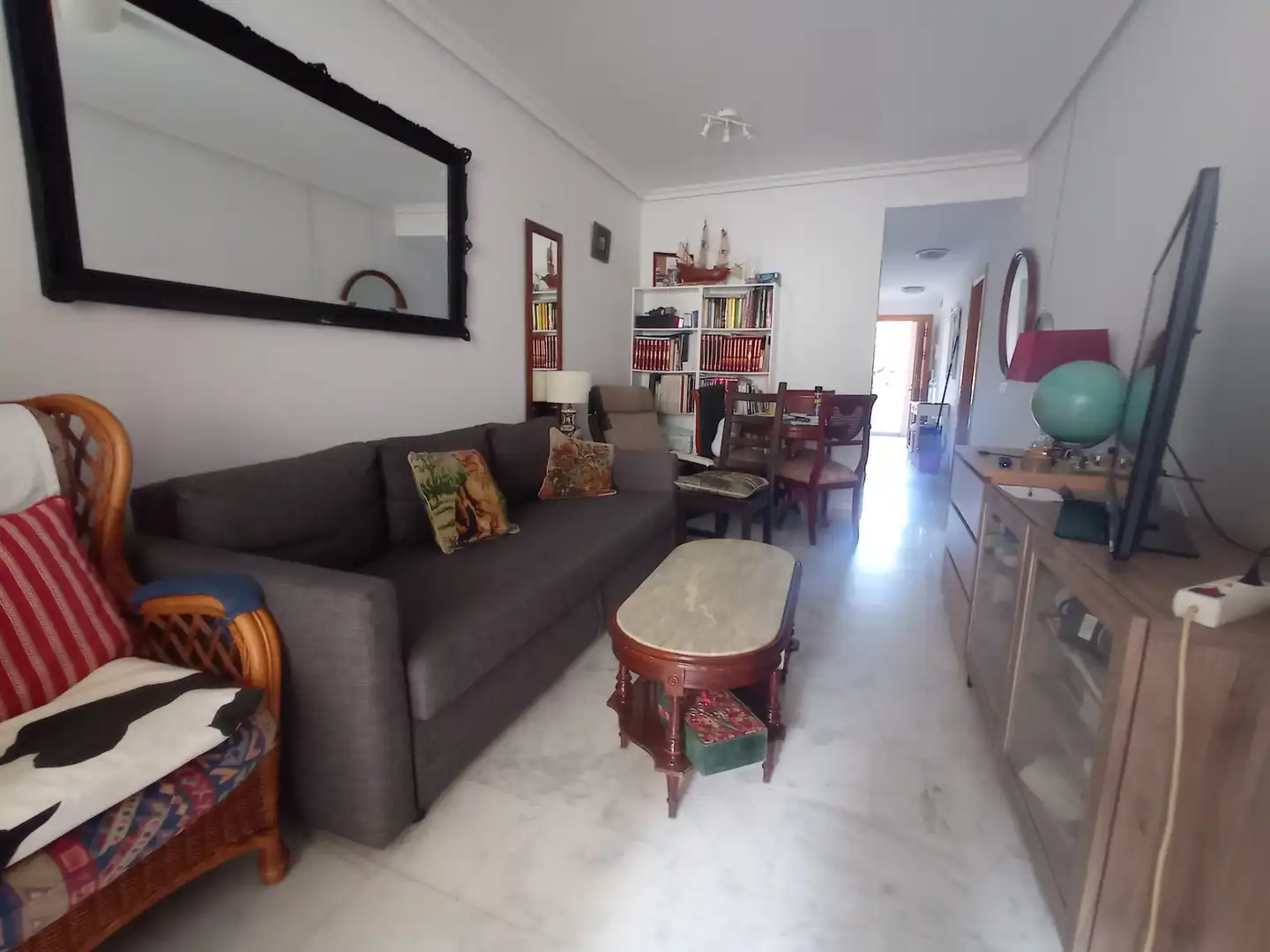 Living room of Flat for sale in Fuengirola  with Air Conditioner, Terrace and Furnished
